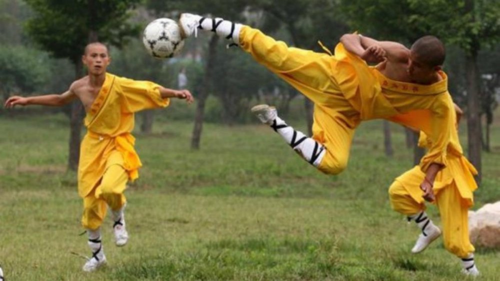 shoalin-monks-playing-soccer-amazing-funny-movie.jpg