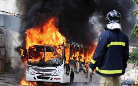 busflaming.JPG.5da4e5a3d28c08e31d819d56d22d6397.JPG